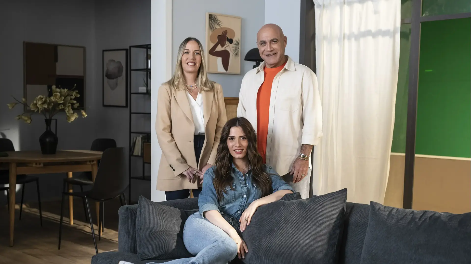 בצילומים לקמפיין החדש של מזרחי טפחות: מימין, דביר בנדק חן אמסלם תרי ישכיל