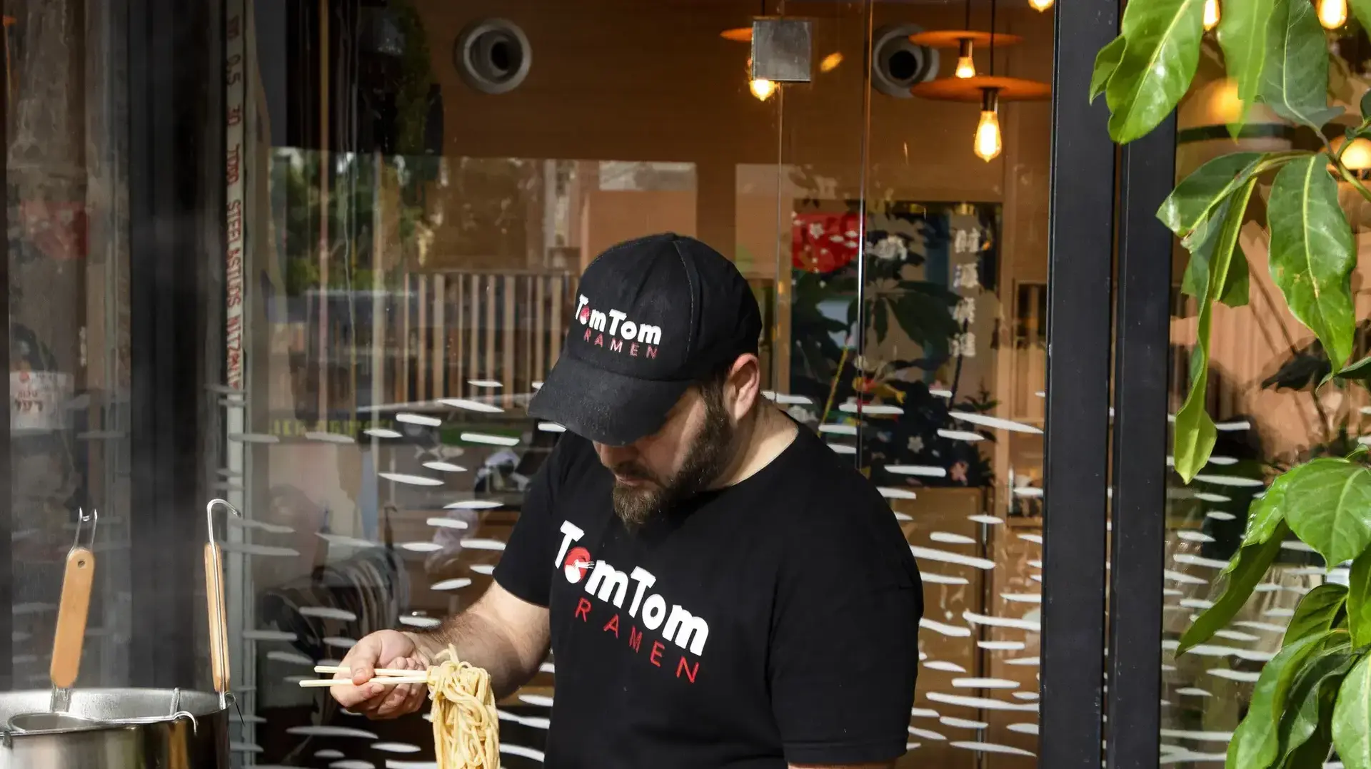 פופ-אפ ראמן, תום שמיר ומסעדת אוקינאווה