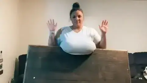 אני יכולה להרים משקולת של 20 קילו עם השדיים