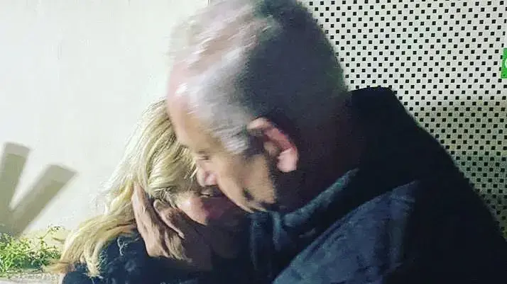 בנימין נתניהו מקבל את פניה של רעייתו שרה נתניהו אחרי שאלפי מפגינים חסמו את יציאתה מהספר