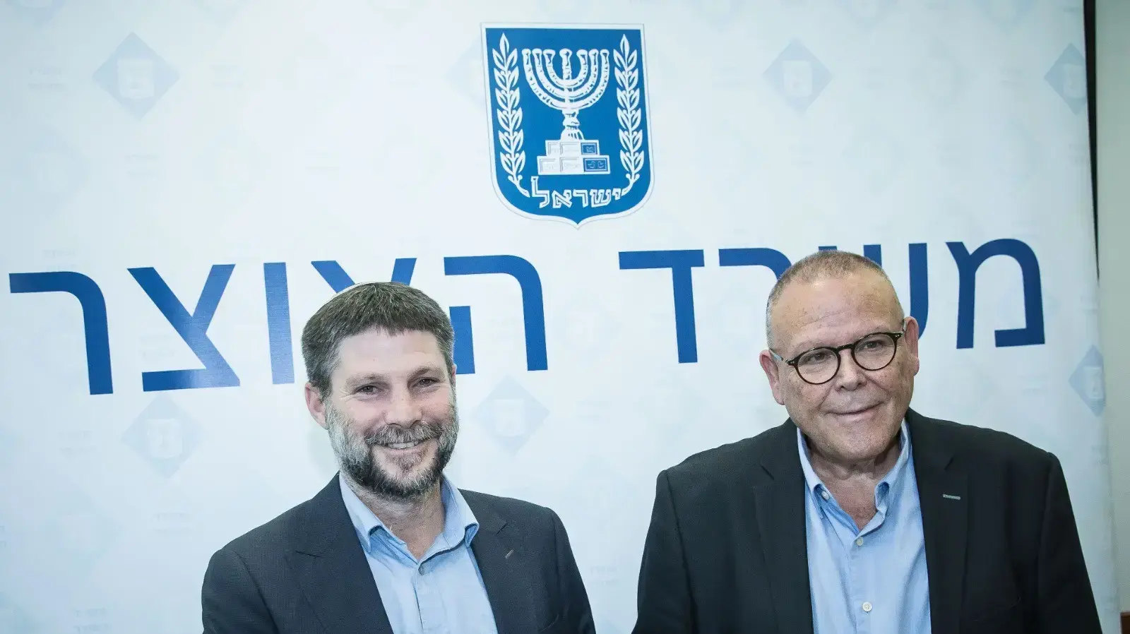 שר האוצר בצלאל סמוטריץ' ויו"ר ההסתדרות ארנון בר דוד, משיקים את הסכם השכר במכזר הציבורי