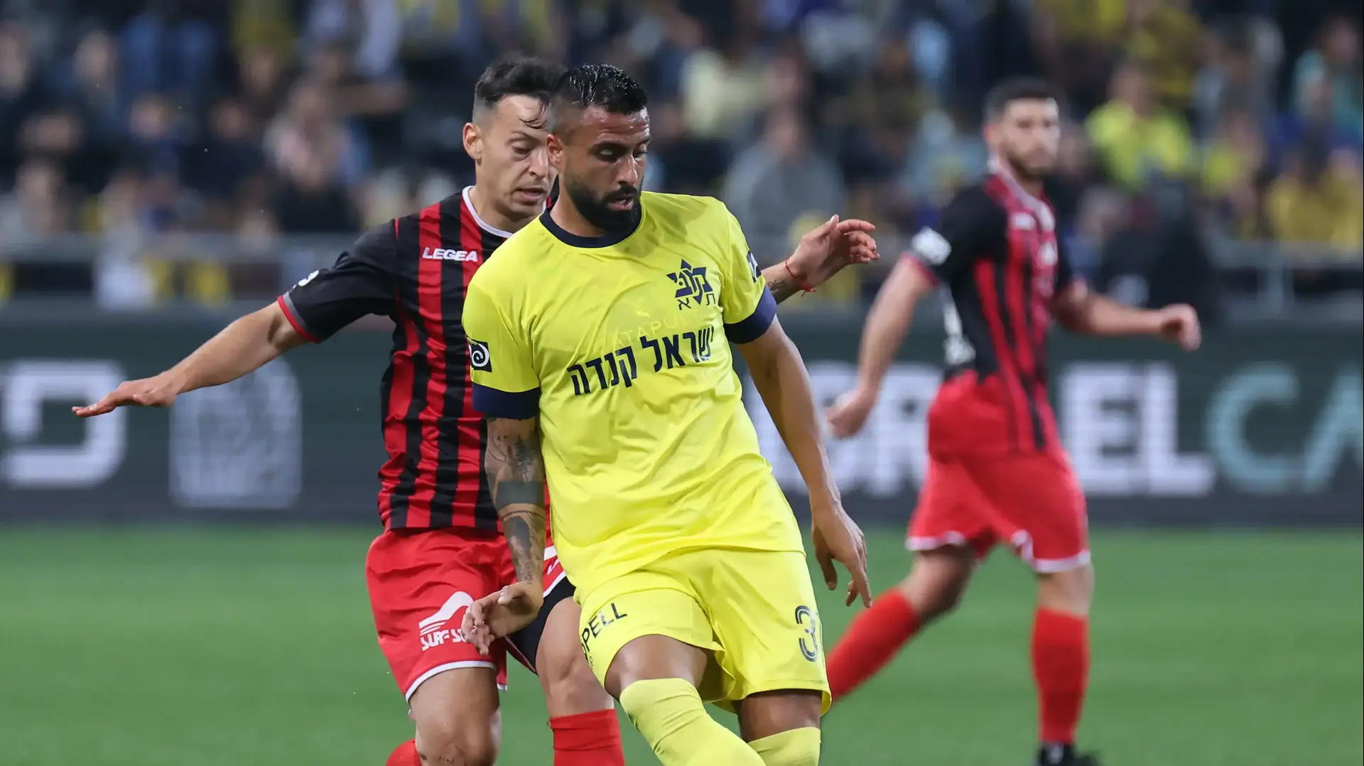 שחר פיבן שחקן מכבי תל אביב לפני גיא בדש שחקן הפועל ירושלים