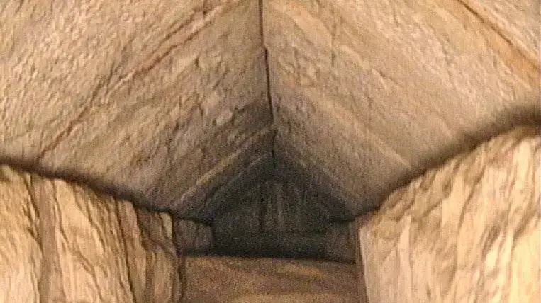 מסדרון התגלה בפירמידה הגדולה של גיזה במצרים