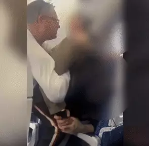 נוסע בסאות'ווסט איירליינס תוקף נוסע אחר