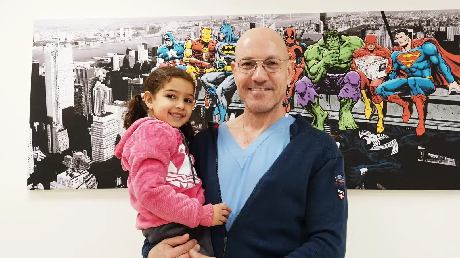 ד״ר יעקב אמסלם, מנהל היחידה לנוירורדיולוגיה התערבותית במרכז הרפואי שערי צדק עם הילדה עיילא.