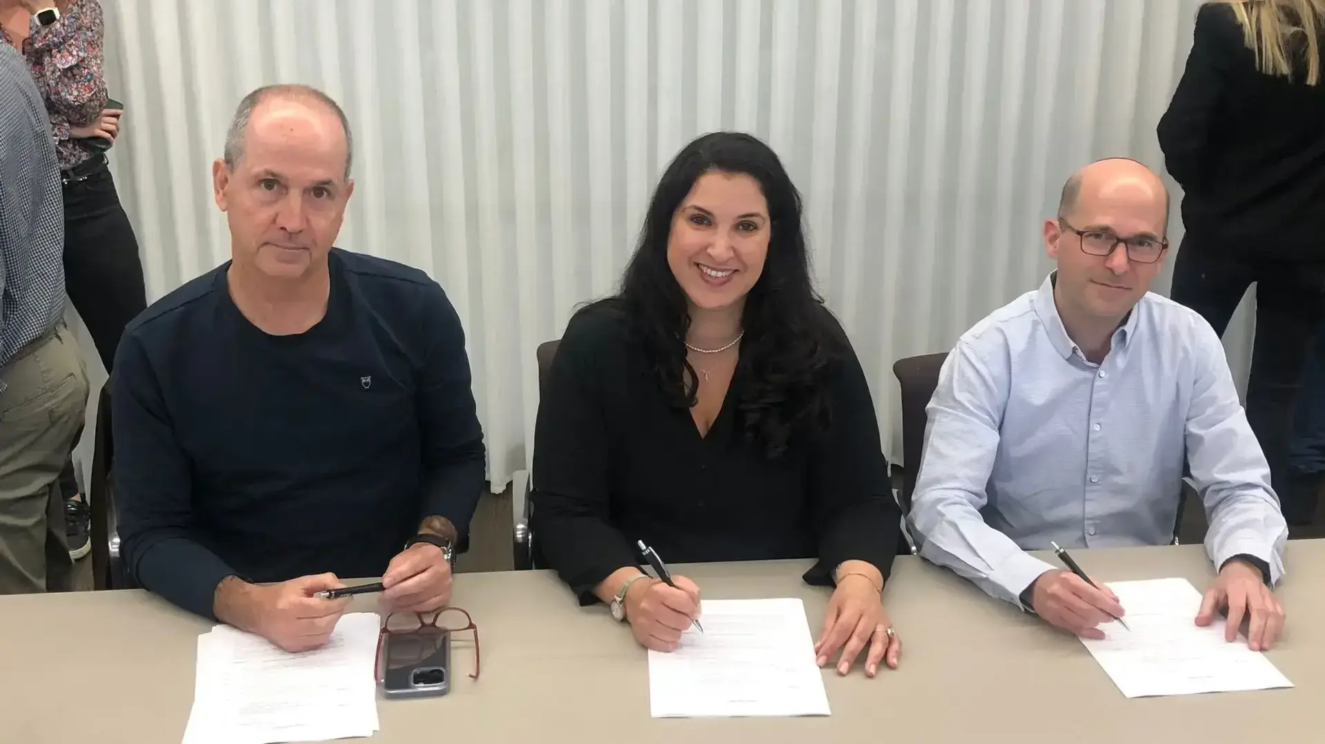 חתימת ההסכם ב- MAX. מימין לשמאל: ראש חטיבת הבנקים וחברות האשראי בהסתדרות המעו"ף מנחם מליק, יו"ר ועד עובדי MAX רעות פבלוביץ' ומנכ"ל MAX רון פאינרו