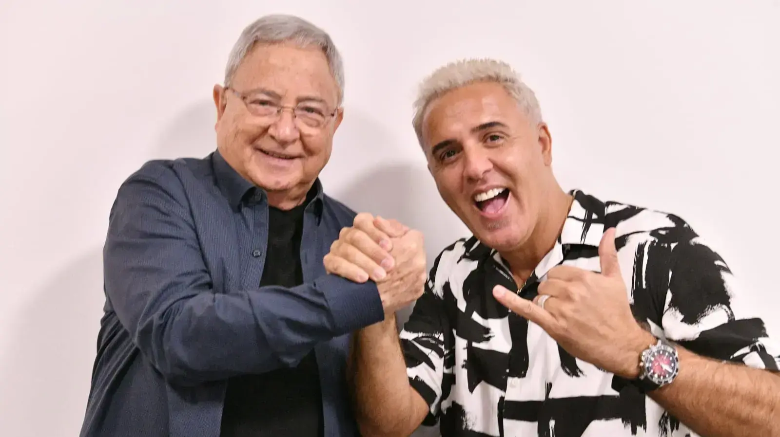 חנן יובל וקובי פרץ לפני ההופעה של פרץ בה אירח את יובל, מועדון גריי במודיעין, 21 במרץ 2023