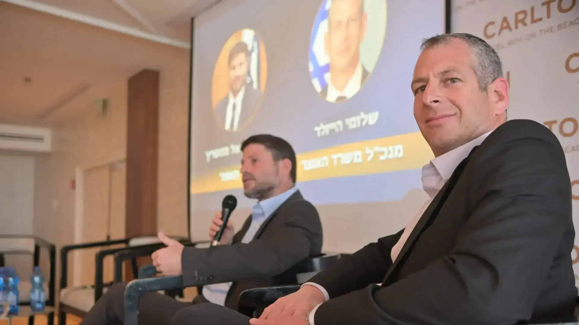 בצלאל סמוטריץ' ושלומי הייזלר מנכ"ל משרד האוצר בכנס נדל"ן. 22 במרץ 2023