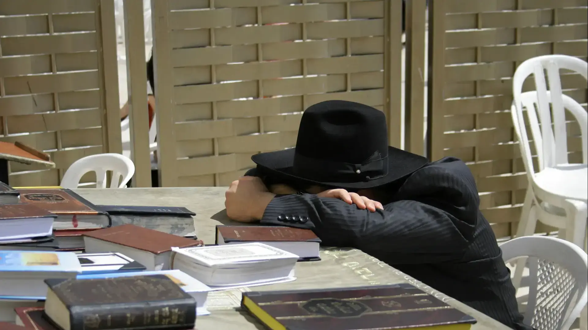 גבר יהודי חרדי ישן בבית הכנסת