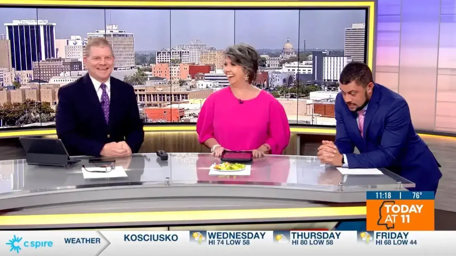 ברבי באסט, מגישת חדשות בוקר בערוץ WLBT המסונף ל-NBC במיסיסיפי, פוטרה מעבודתה לאחר שציטטה משיר של הראפר סנופ דוג הכולל ביטוי גזעני