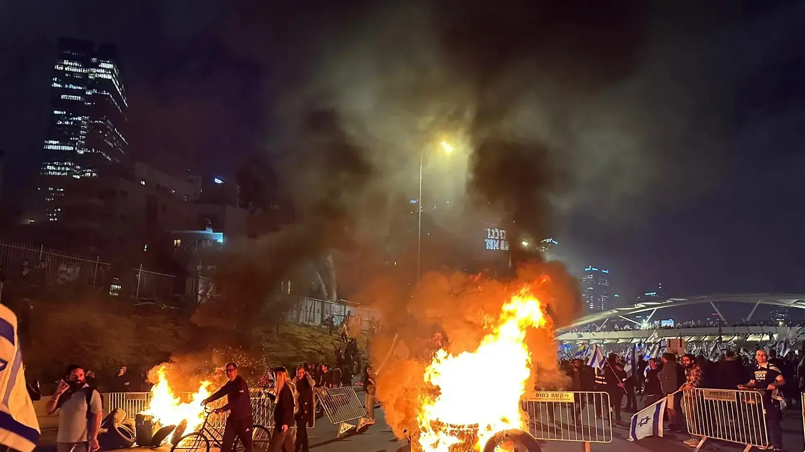 לאחר פיטורי השר גלנט יותר מאלף מפגינים הגיעו למחלף השלום. 26 במרץ 2023