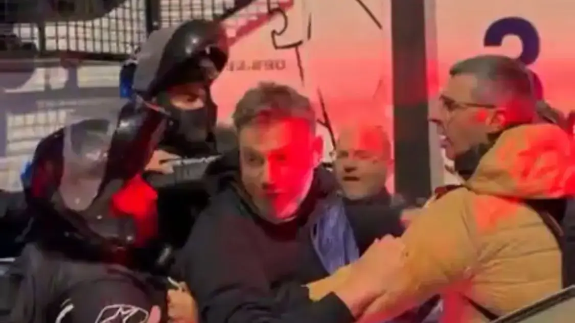 יוסי אלי, כתב חדשות 13 והצלם שי פוני מותקפים על ידי שוטרים בהפגנה נגד ההפיכה המשטרית בירושלים