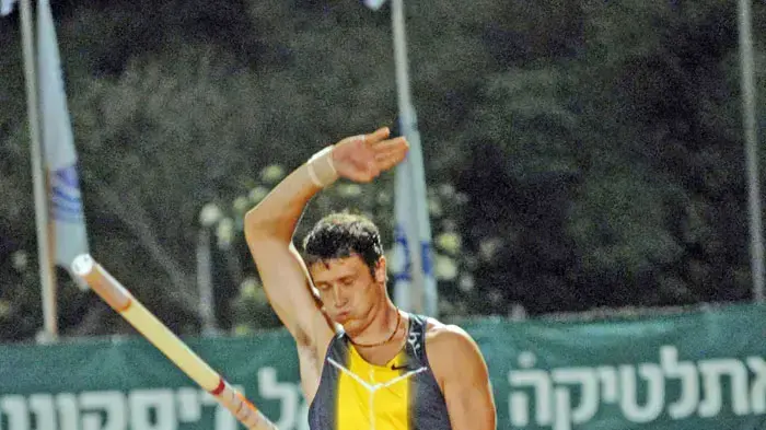 אלכס אברבוך קופץ במוט