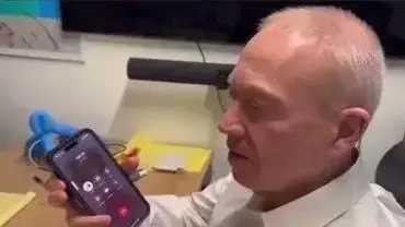 יואב גלנט מדבר בטלפון עם אימו פרומה