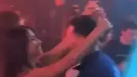 אנטונלה מסי רוקדת עם ליאו מסי במסיבה של שחקני נבחרת ארגנטינה