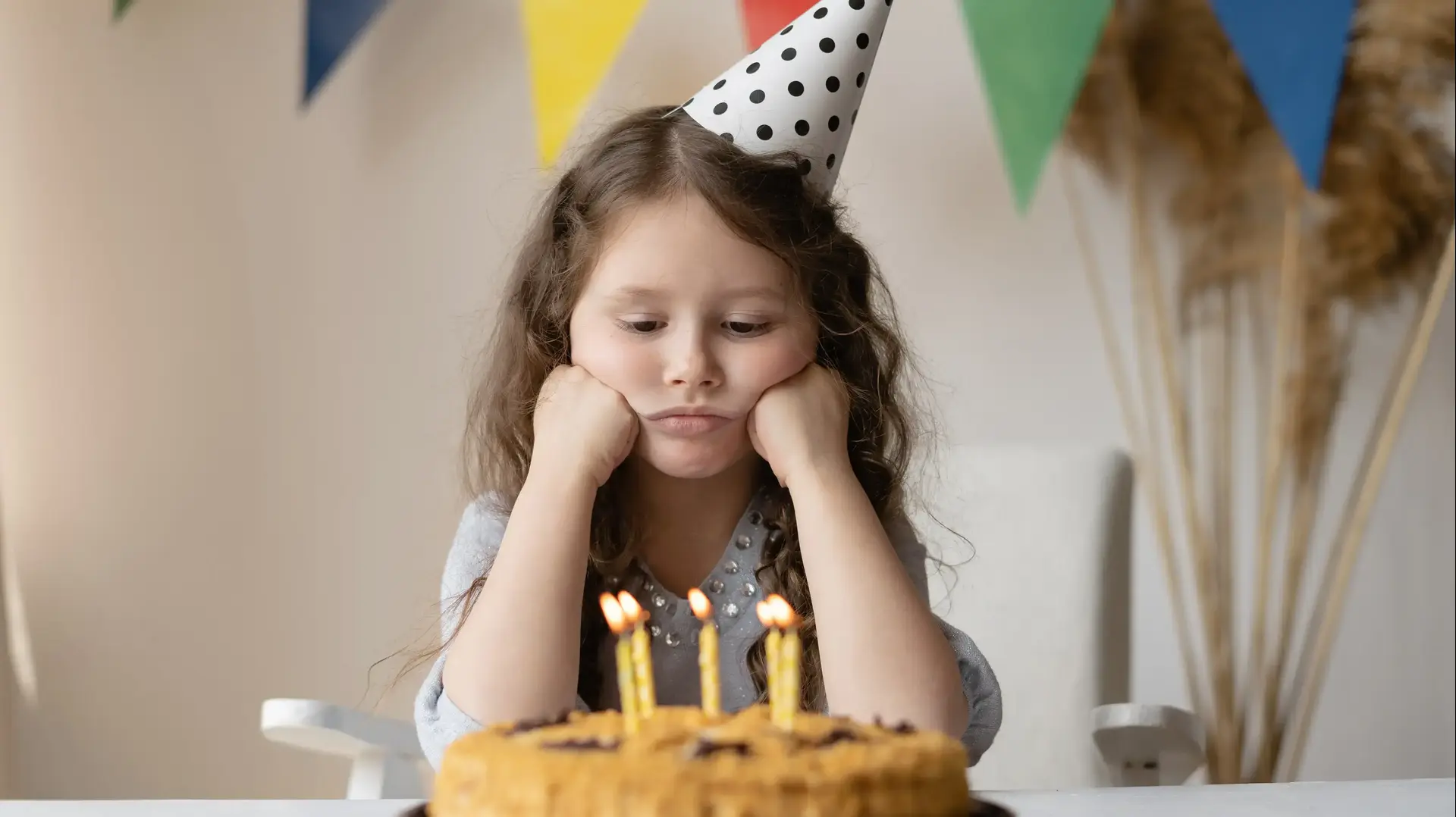 ילדה עצובה ביום הולדת