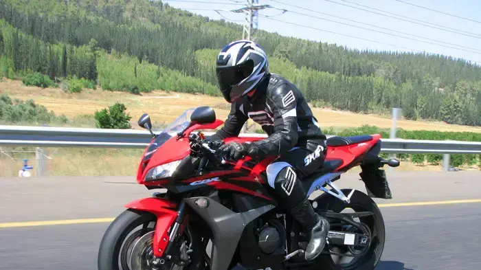 מבחן הונדה סיוויק טייפ R נגד הונדה CBR600RR