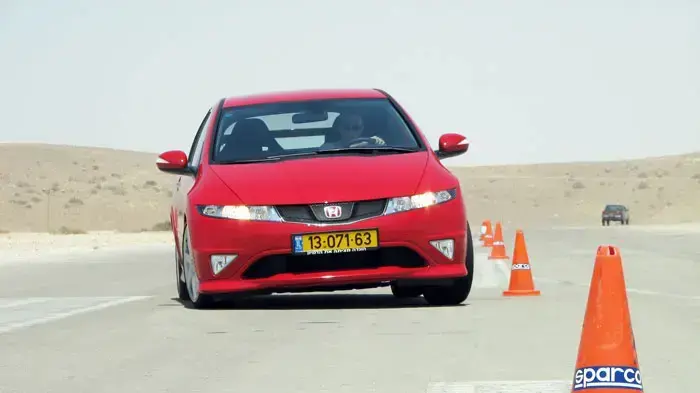 מבחן הונדה סיוויק טייפ R נגד הונדה CBR600RR