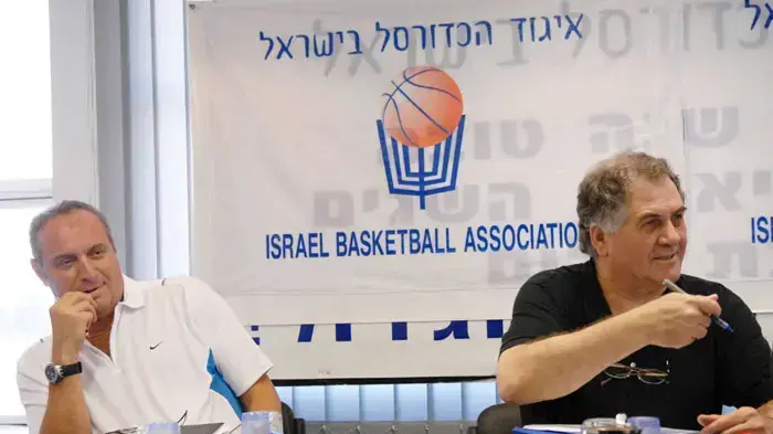 ירמי אולמרט יושב ראש איגוד הכדורסל עם מאמן נבחרת ישראל צביקה שרף