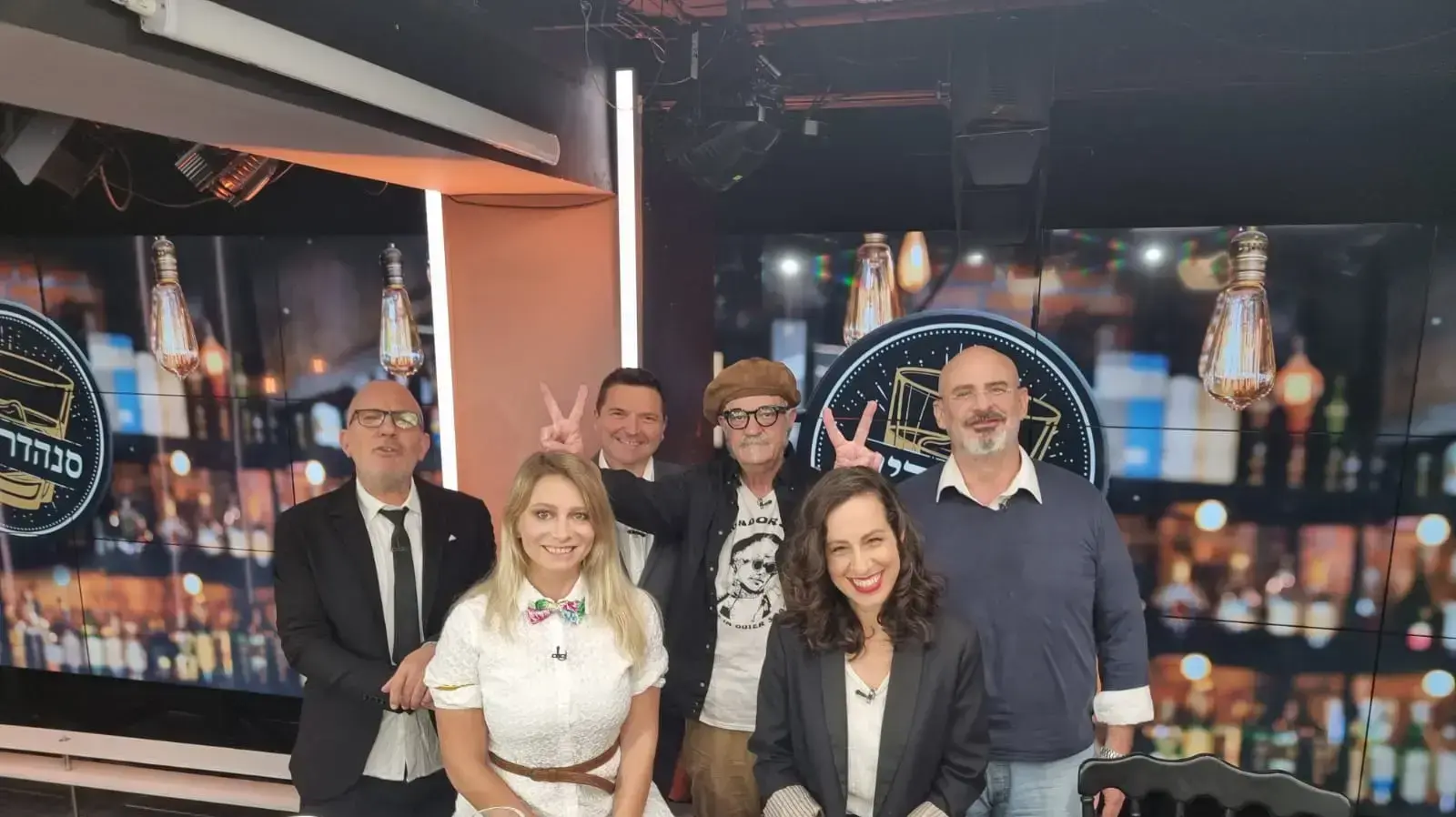 סנהדרינק לפסח: עומדים מימין: ניר קיפניס, ליאון אלקלעי, טל חוטינר, יאיר גת. יושבות מימין: טליה לוין, ריי ווייט