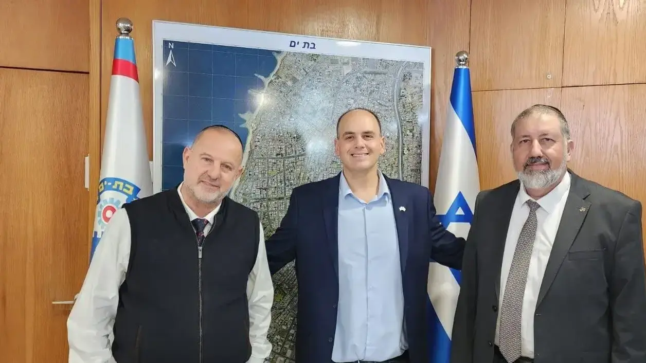ראש העיר בת ים ונציגי ש"ס בהסכם החתימה