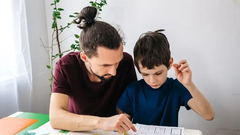 ילד אוטיסט עם מורה