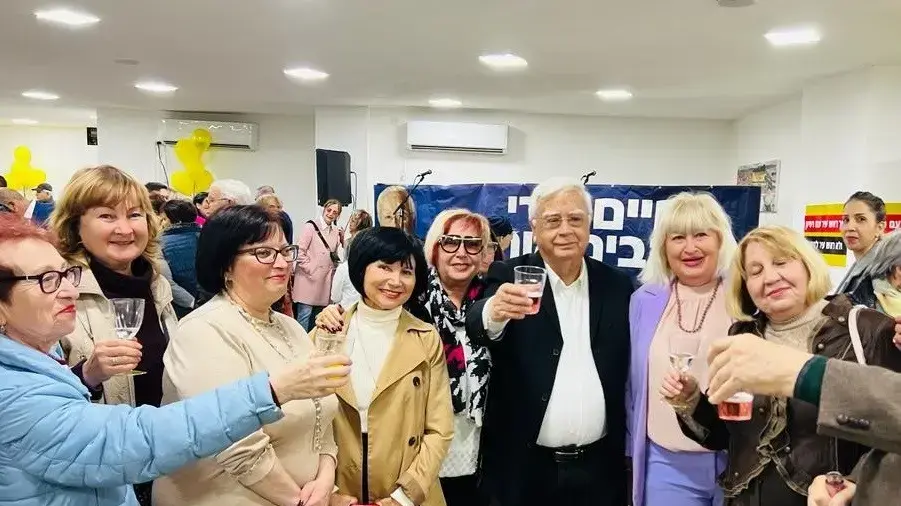 ראש העיר חיים צורי ותומכות בקמפיין הבחירות
