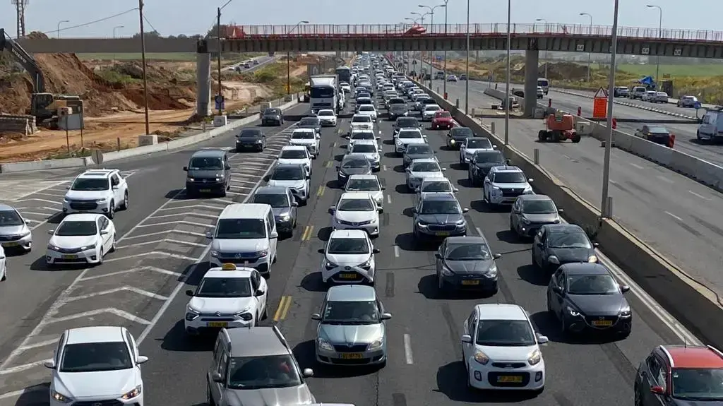 עומסים לפני ליל הסדר בכביש החוף בנתניה, 5 באפריל 2023 עומסים לפני ליל הסדר בכביש החוף בנתניה, 5 באפריל 2023