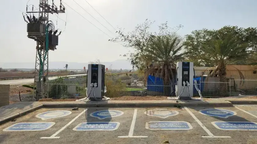 מתחם עמדות טעינה מהירות בצומת הלידו בצפון ים המלח