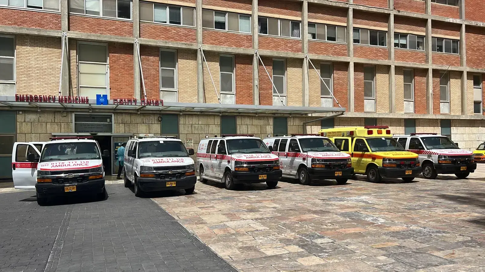 אמבולנסים מחוץ לחדר המיון בבית החולים הדסה עין כרם בירושלים