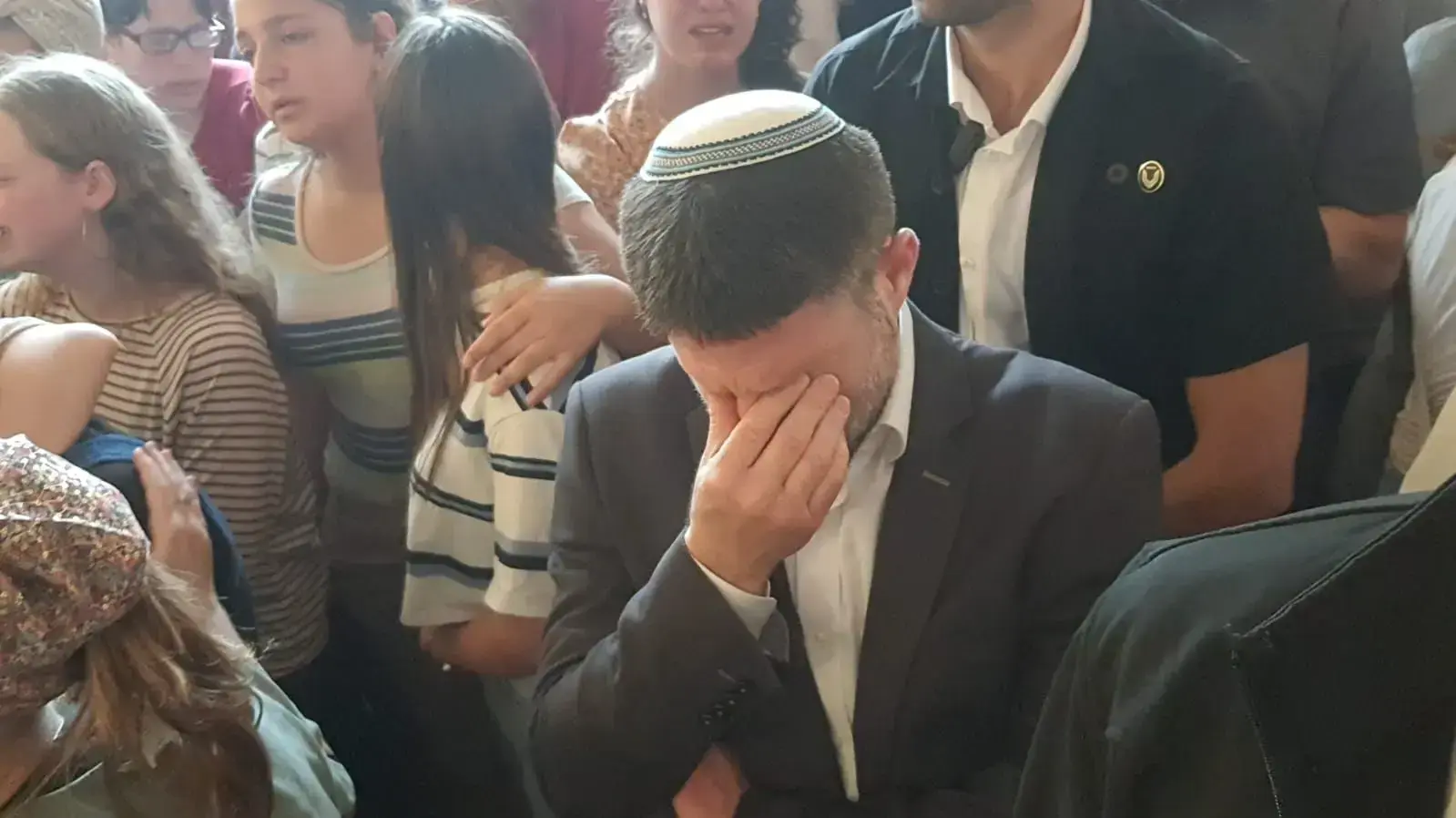 מאות מתאספים בבית העלמין בכפר עציון לקראת הלווית האחיות מאיה ורינה די