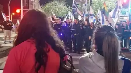 המשטרה מנסה לעצור את ההפגנה בחיפה שהחלה בעקבות נאום ראש הממשלה בנימין נתניהו, 10 באפריל 2023