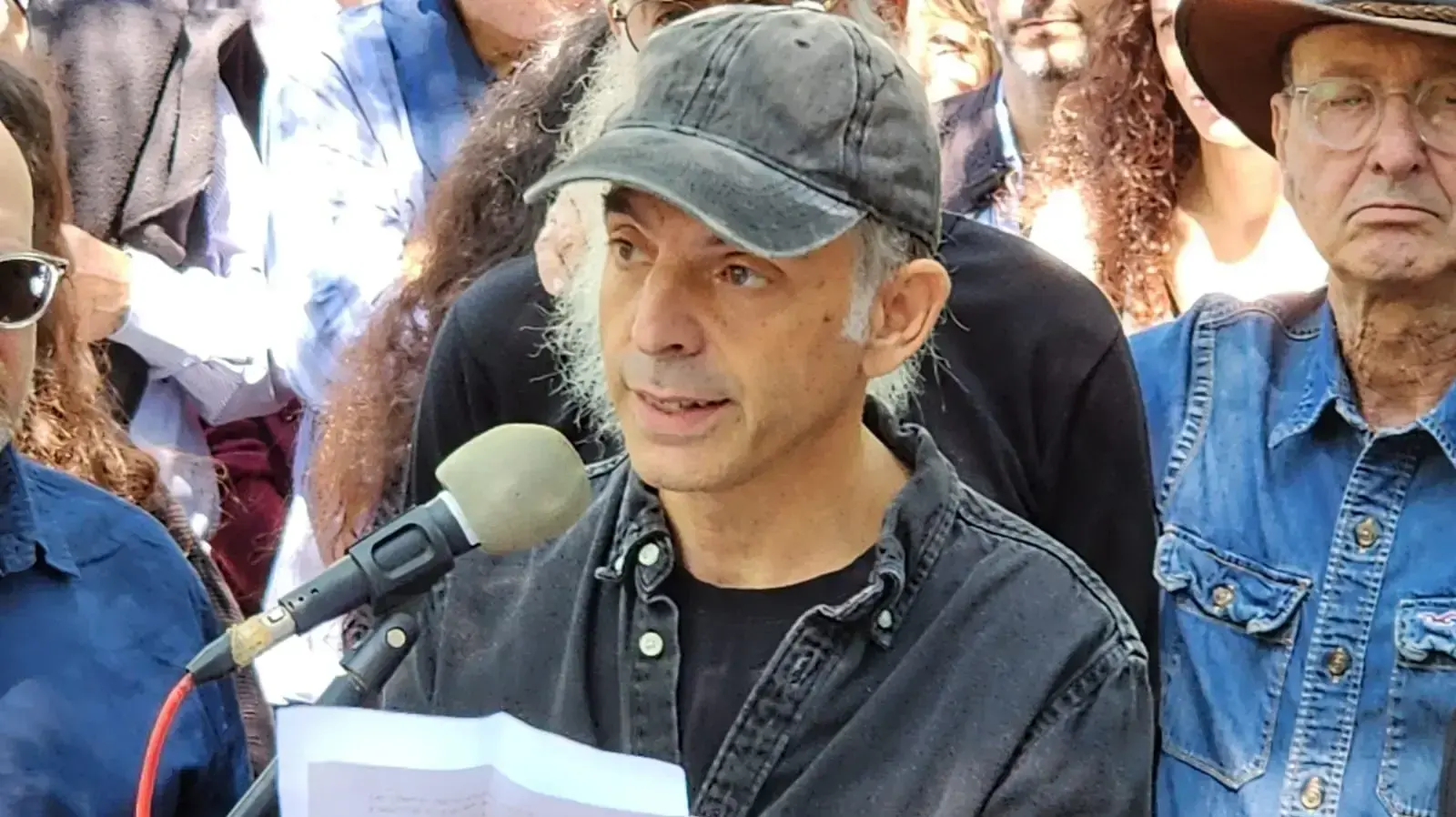 הסופר אתגר קרת בהלוויתו של מאיר שלו. 14 באפריל 2023
