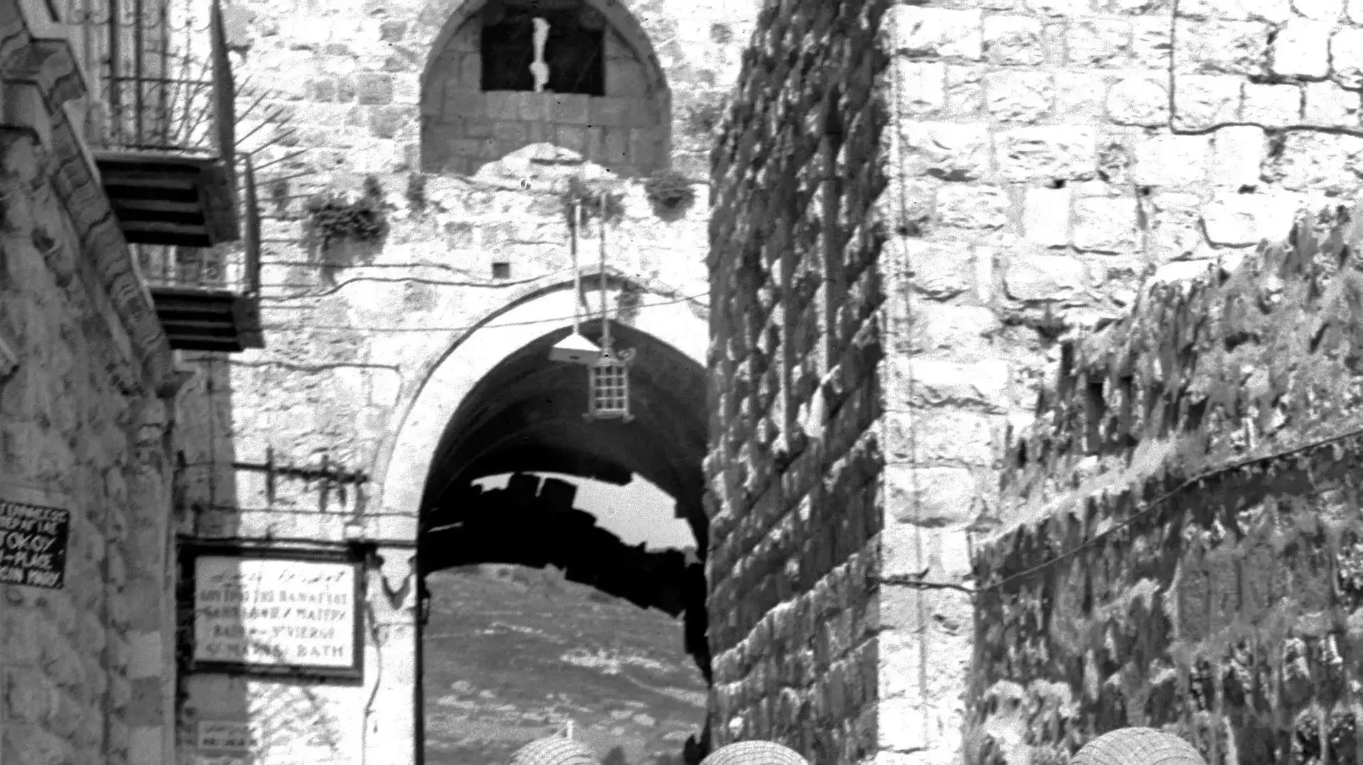 הרמטכ"ל יצחק רבין, שר הביטחון משה דיין ואלוף פיקוד המרכז עוזי נרקיס נכנסים לעיר העתיקה בירושלים דרך שער האריות לאחר הקרב על ירושלים