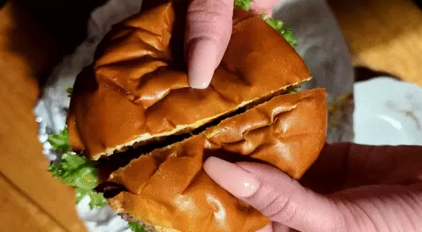 הולשטיין בורגר של בשארה חינאווי, שוק הכרמל, תל אביב