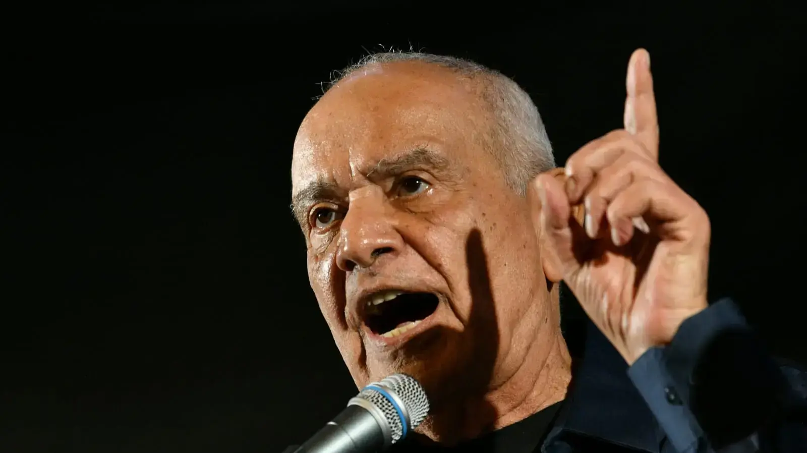 דן חלוץ בהפגנה נגד המהפכה המשפטית, קפלן , תל אביב, 15 באפריל 2023 דן חלוץ בהפגנה נגד המהפכה המשפטית, קפלן , תל אביב, 15 באפריל 2023