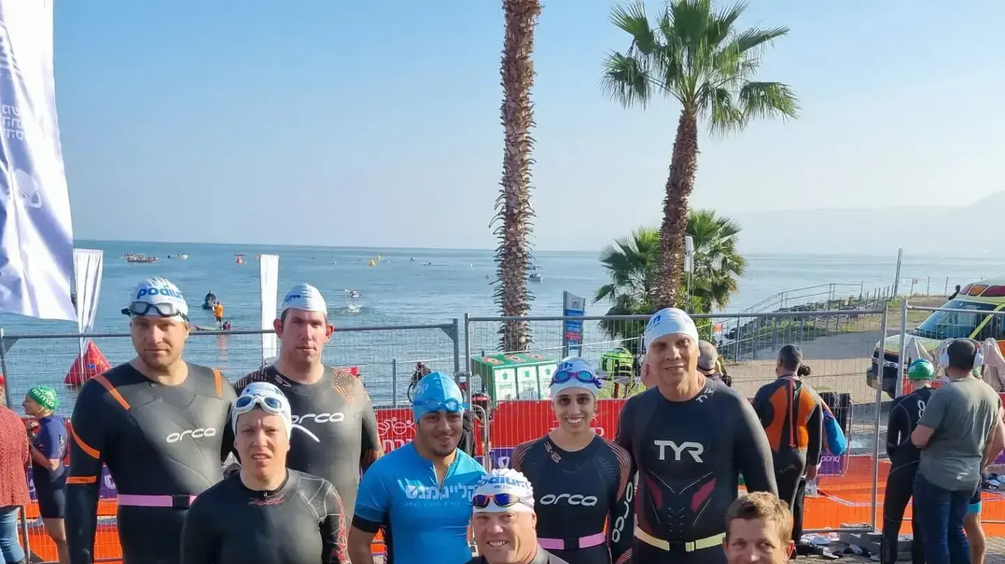 השחיינים לפני הזינוק. מימין למעלה אמיר גור, אורית מוסלי,ליאל זיתון גלעד קלישון ומיק סגל. מימין למטה יאיר קליינמן המאמן,שי לרנר, ארן בר פלד השחיינים לפני הזינוק. מימין למעלה אמיר גור, אורית מוסלי,ליאל זיתון גלעד קלישון ומיק סגל. מימין למטה יאיר קליינמן המאמן,שי לרנר, ארן בר פלד