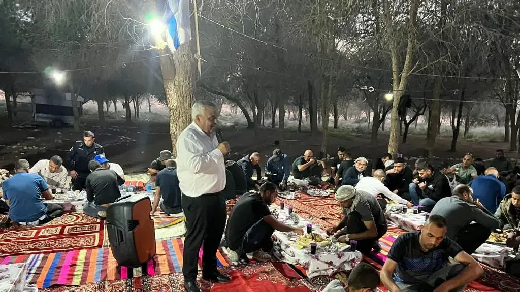 באוהל האירוח, בני ביטון ראש עיריית דימונה ויו"ר אשכול נגב מזרחי מברך את המשתתפים