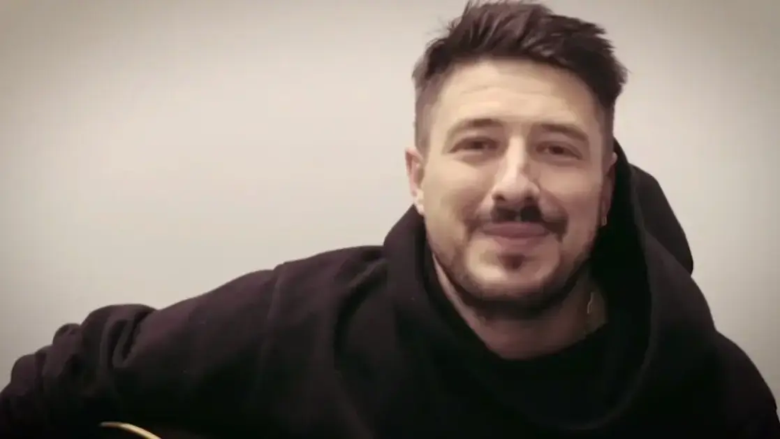המוזיקאי הבינלאומי מרקוס ממפורד (Marcus Mumford), סולן וגיטריסט להקת הפולק רוק הבריטית ממפורד אנד סאנז, מתוך קטע שצילם עבור טקס יום הזיכרון הישראלי פלסטיני