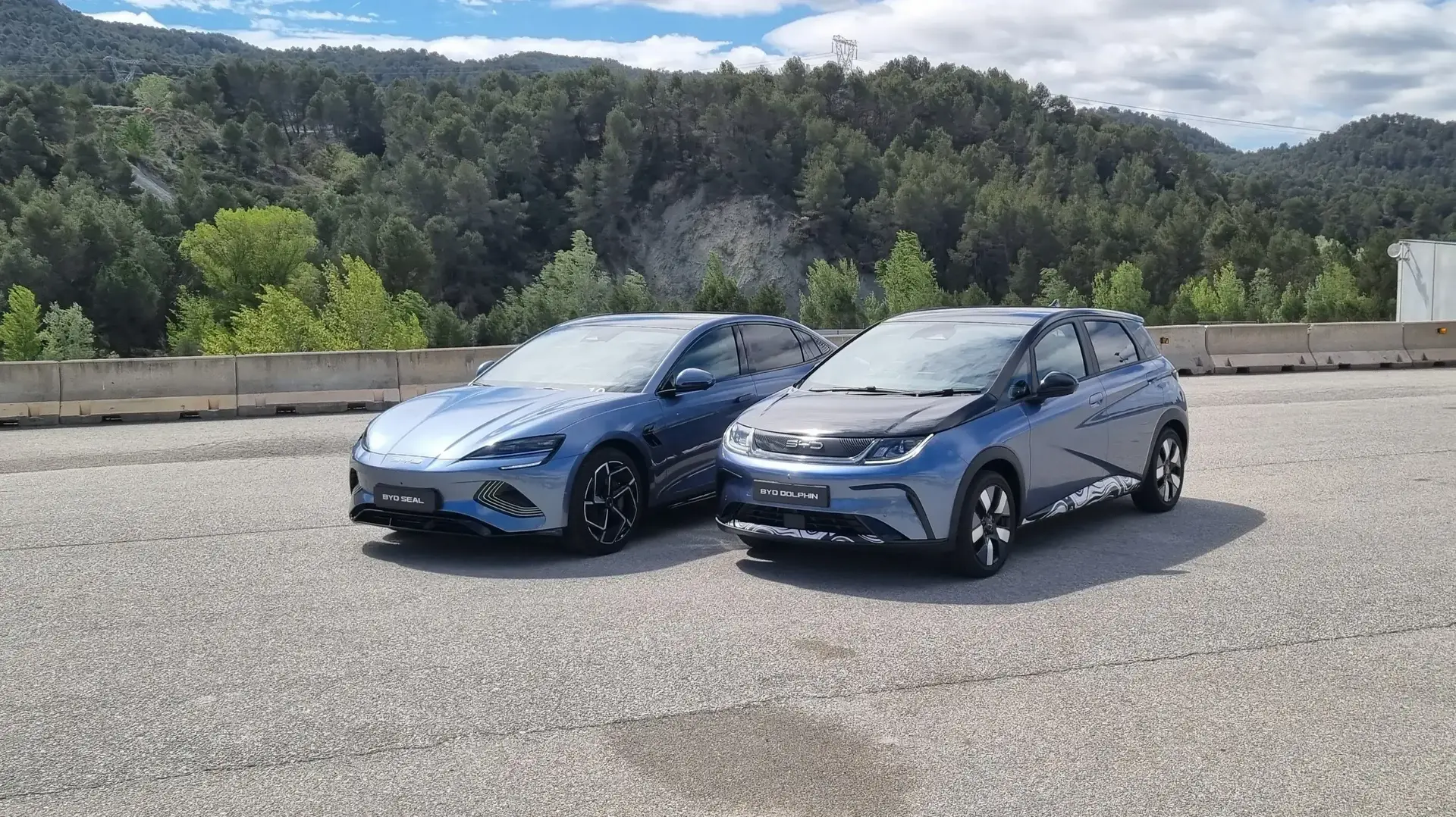 BYD דולפין (מימין) וסיל סדאן שתגיע בהמשך השנה