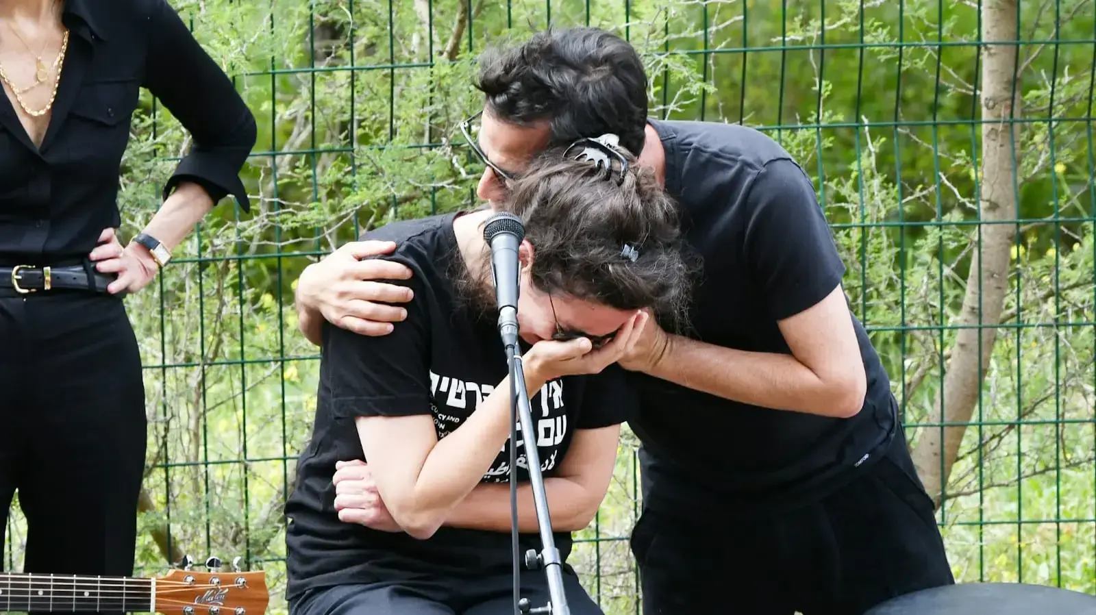 אביב שירה גפן בהלוויה של אביהם יהונתן גפן נהלל