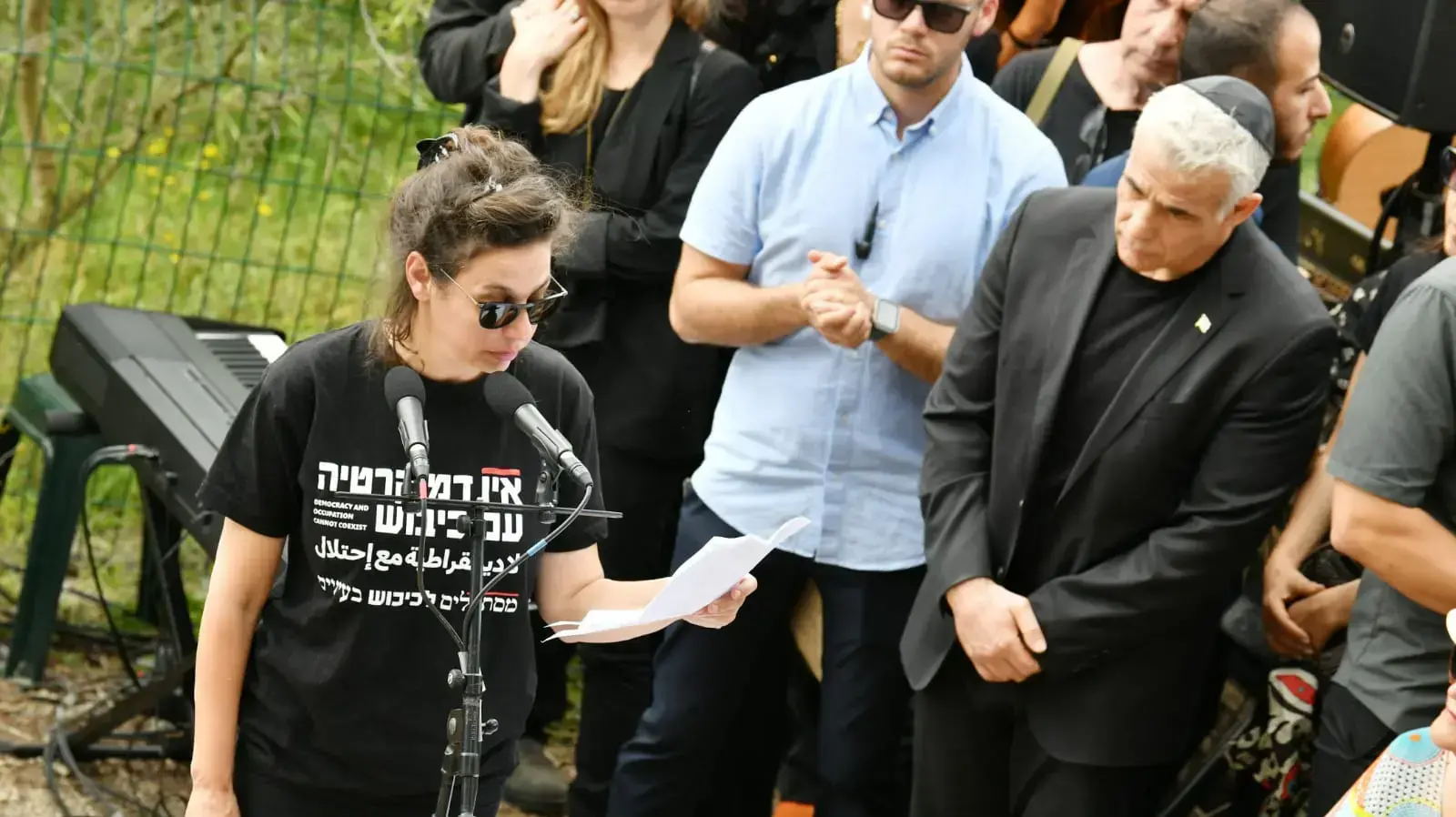 יאיר לפיד ושירה גפן הלוויתו של יהונתן גפן בקיבוץ נהלל 21 באפריל 2023