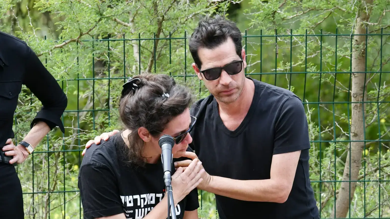 אביב ושירה גפן בהלוויתו של יהונתן גפן בקיבוץ נהלל 21 באפריל 2023