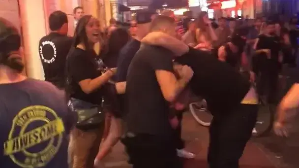 לוחם UFC נייט דיאס חונק כוכב טיקטוק