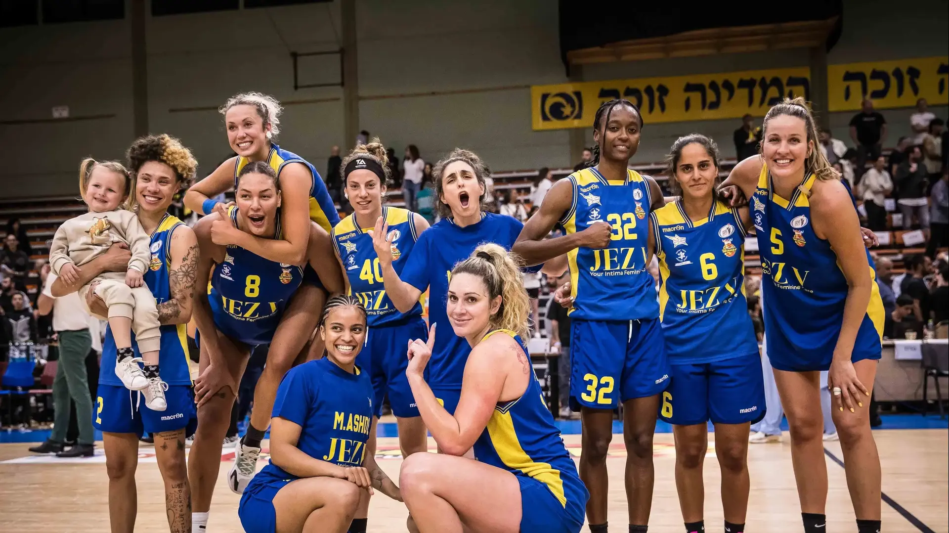 שחקניות מכבי אשדוד חוגגות שחקניות מכבי אשדוד חוגגות
