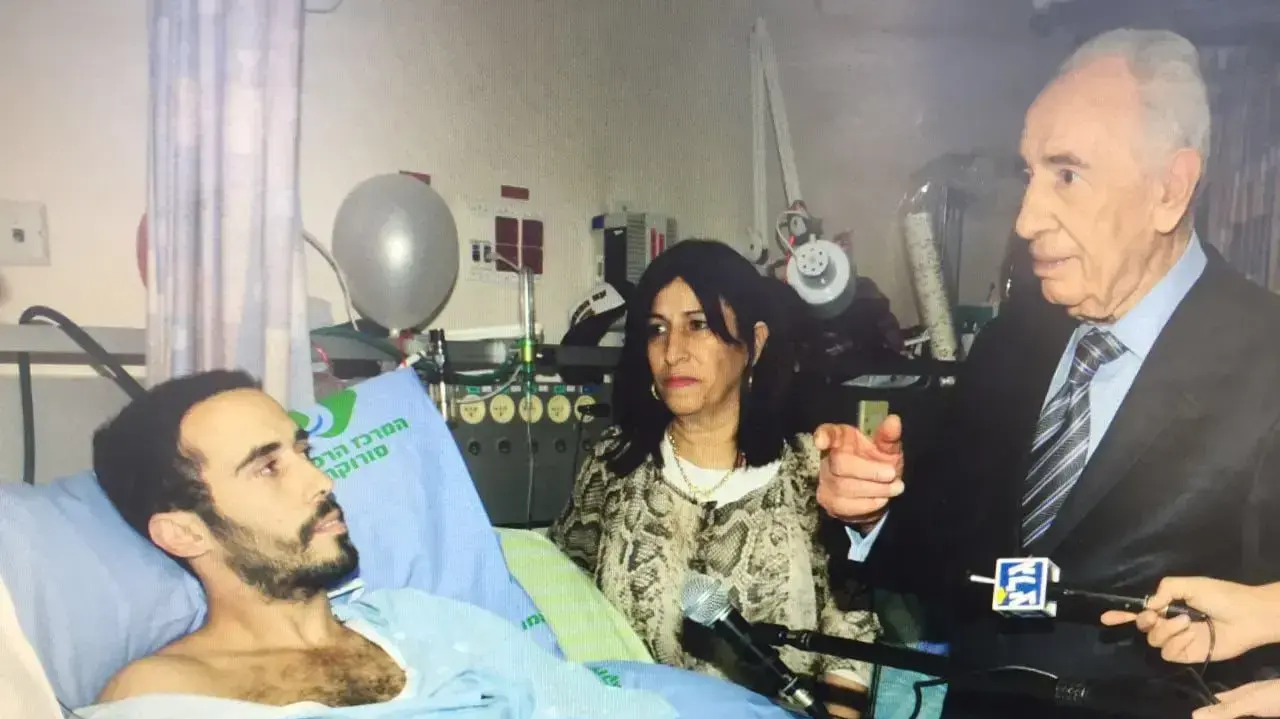 נשיא המדינה שמעון פרס ז"ל, מבקר את פצוע צה"ל נועם דדון