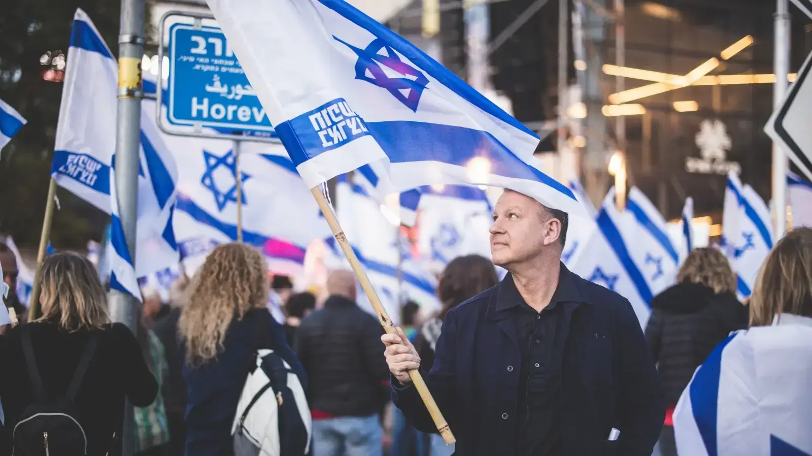 היזם אראל מרגלית בהפגנה למען הדמוקרטיה