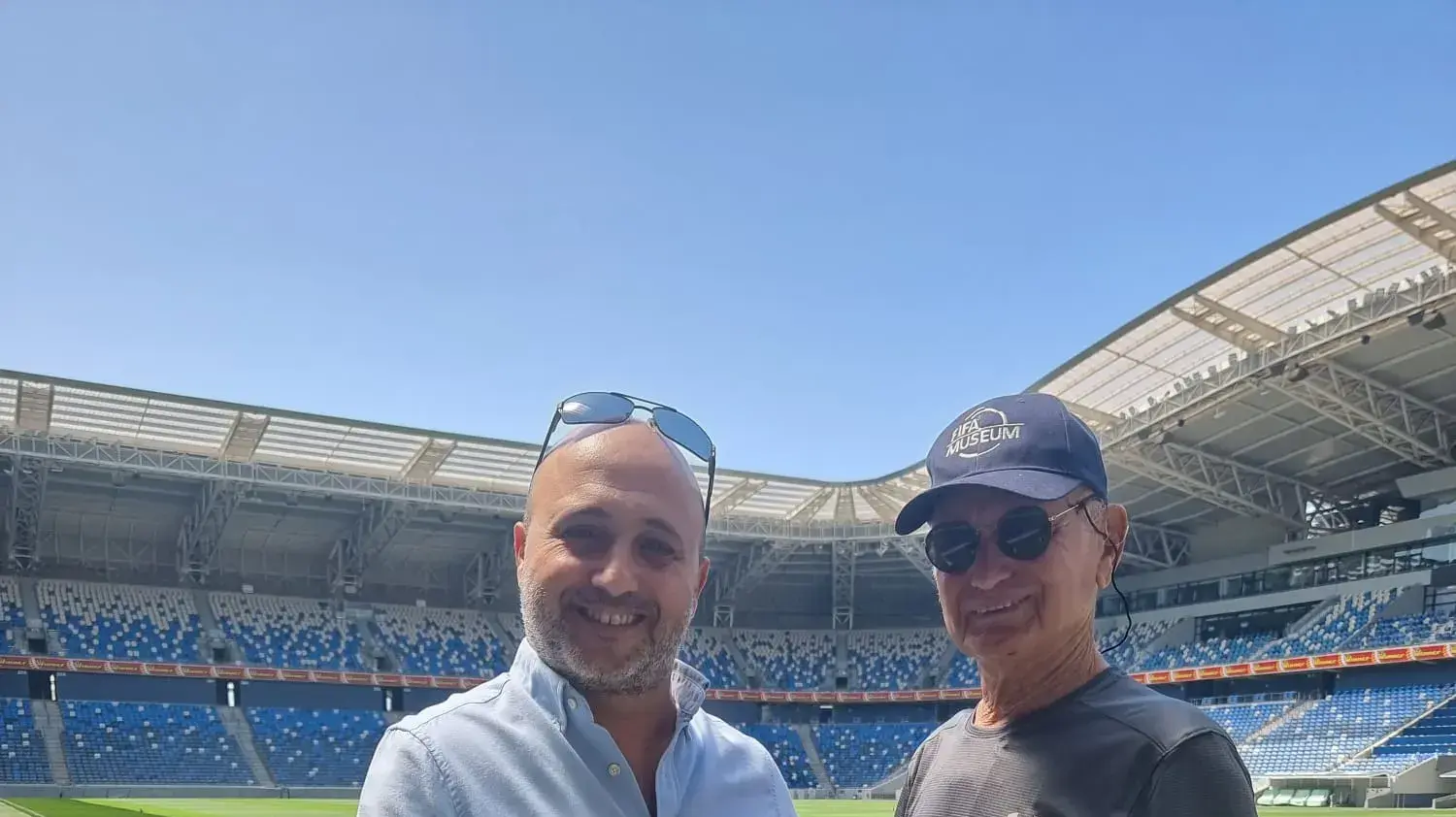 אברהם קליין בסמי עופר עם רועי מלכא, מחזיק את כדור המשחק מהמונדיאל בקטאר
