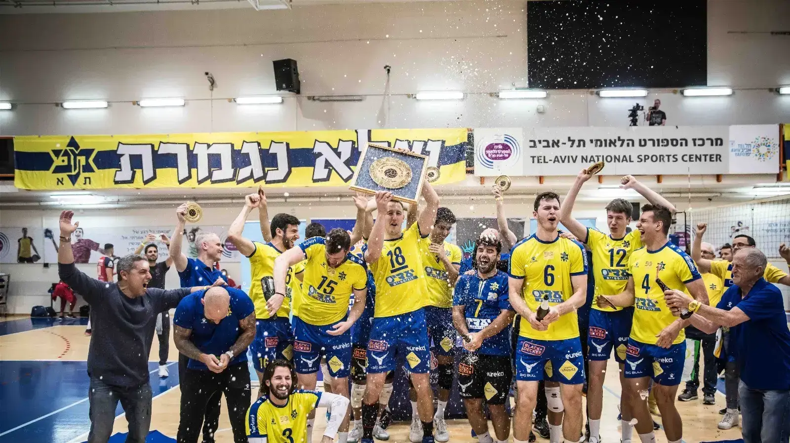 שחקני מכבי תל אביב כדורעף חוגגים אליפות שחקני מכבי תל אביב כדורעף חוגגים אליפות