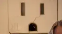 אורחות Airbnb גילו מצלמה נסתרת בשקע חשמל באמבטיה